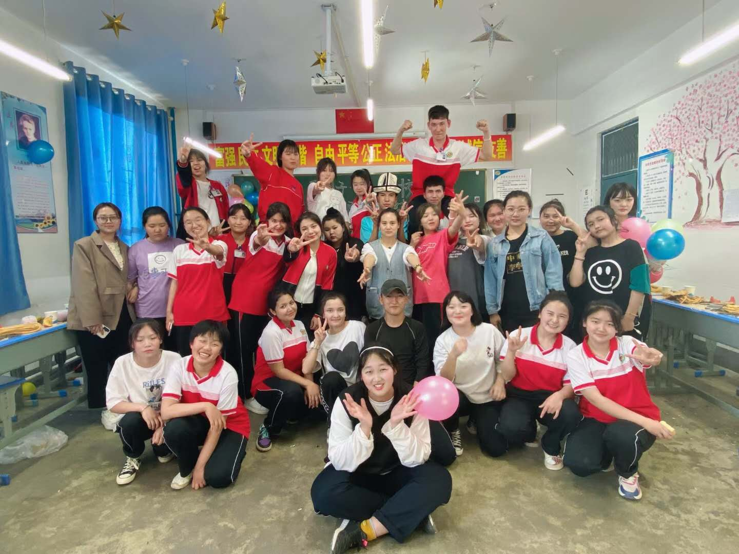 民族团结一家亲 师生同过肉孜节  ----石河子中山中等职业技术学校民族团结一家亲活动掠影